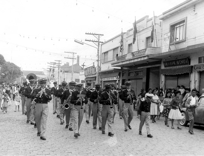 Desfile da Guarda Municipal em frente à Câmara na Avenida. Fonte - Acervo do Museu Barão de Mauá